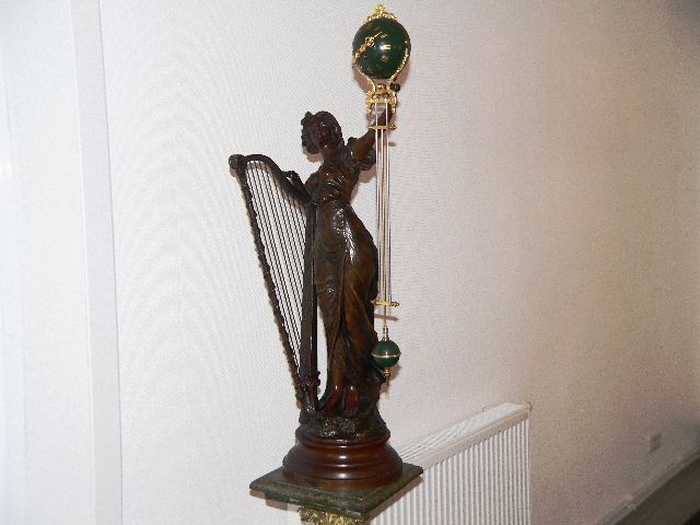 Mysterieuse Bronze Schwingpendeluhr um 1910 / Standuhr / Kaminuhr / 92cm