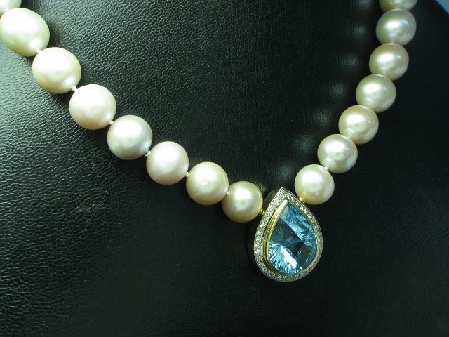 Süßwasser Perlen Collier mit 18kt Goldverschluss, 0,36ct Diamant & 23,00ct Topas