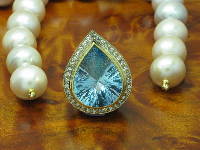 Süßwasser Perlen Collier mit 18kt Goldverschluss, 0,36ct Diamant & 23,00ct Topas