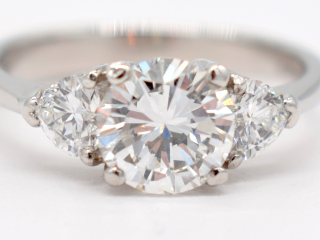 900 Platin Ring mit 1,25ct Brillant & 0,50ct Diamant Besatz / 4,4g / RG 53,5
