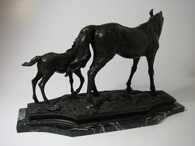 Dekoratives Pferd mit Fohlen auf einem Marmorsockel / Höhe 36,0 cm