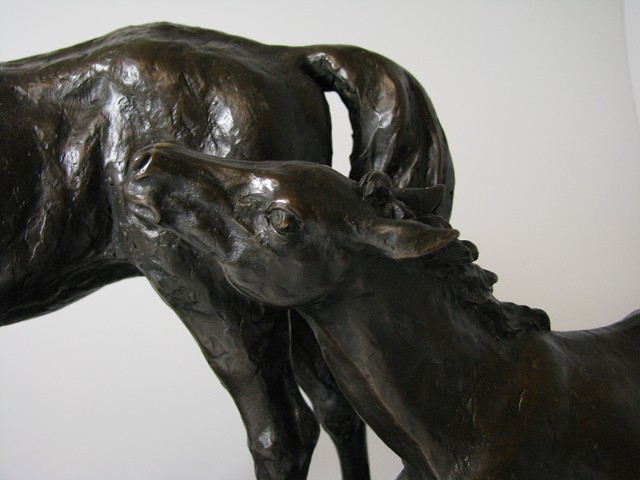 Dekoratives Pferd mit Fohlen auf einem Marmorsockel / Höhe 36,0 cm