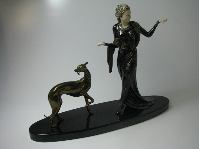 Wunderschöne Skulptur Dame & Hund auf Onyx Platte / Höhe 42,0 cm