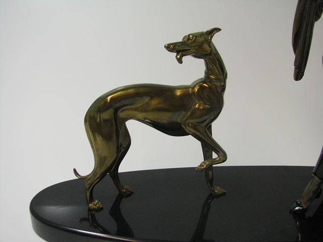 Wunderschöne Skulptur Dame & Hund auf Onyx Platte / Höhe 42,0 cm