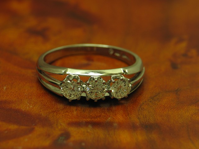 18kt 750 Weißgold Ring mit 0,95ct Brillant Besatz / Diamant / 4,9g / RG 61