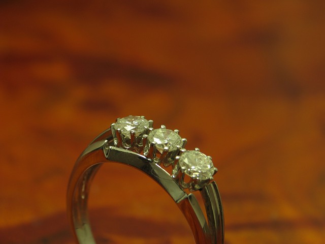 18kt 750 Weißgold Ring mit 0,95ct Brillant Besatz / Diamant / 4,9g / RG 61