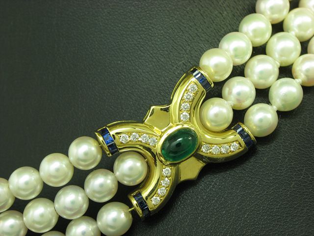 Akoya-Perlen Collier mit 1,64ct Brillant, 0,96ct Saphir & 4,20ct Smaragd / 40cm