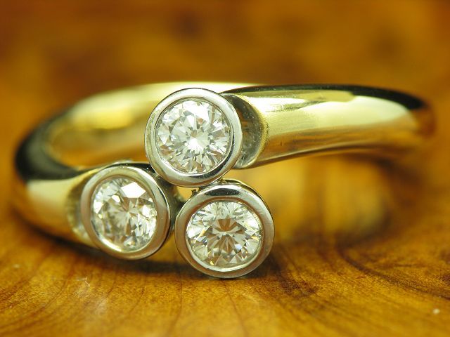 18kt 750 Gelbgold Ring mit 0,69ct Brillant Besatz / Diamant / 6,3g / RG 53,5