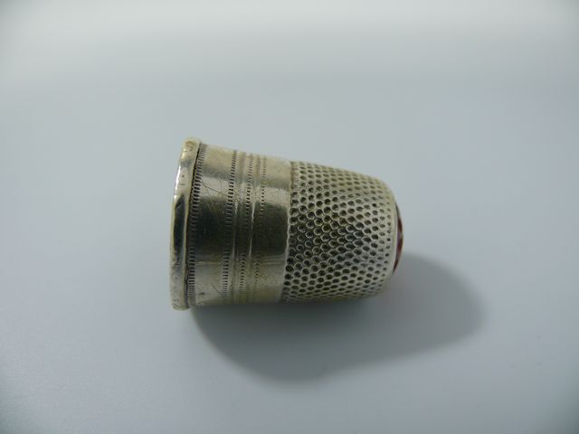 835 Silber Fingerhut mit Karneol Besatz / Echtsilber / 4,6g