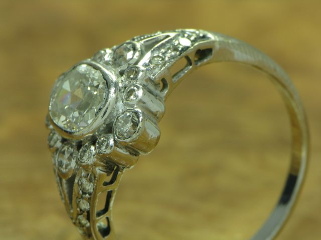 18kt 750 Weißgold Ring mit 1,30ct Diamant Besatz / Art-Decó / 5,0g / RG 59